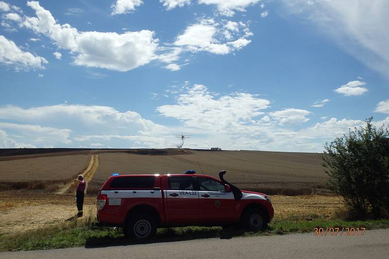 Požár pole u Bystřice.