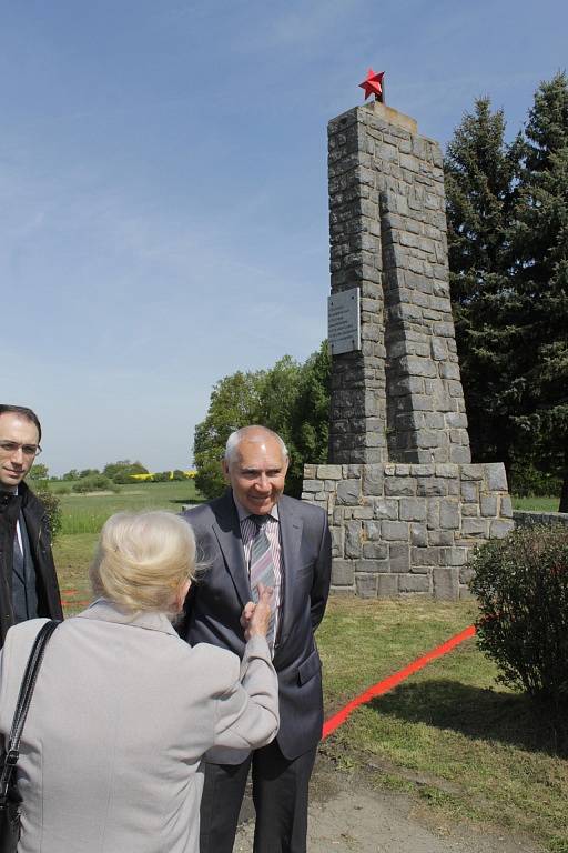 Pomník u Dobříčkova má po letech na svém vrcholu pěticípou hvězdu.