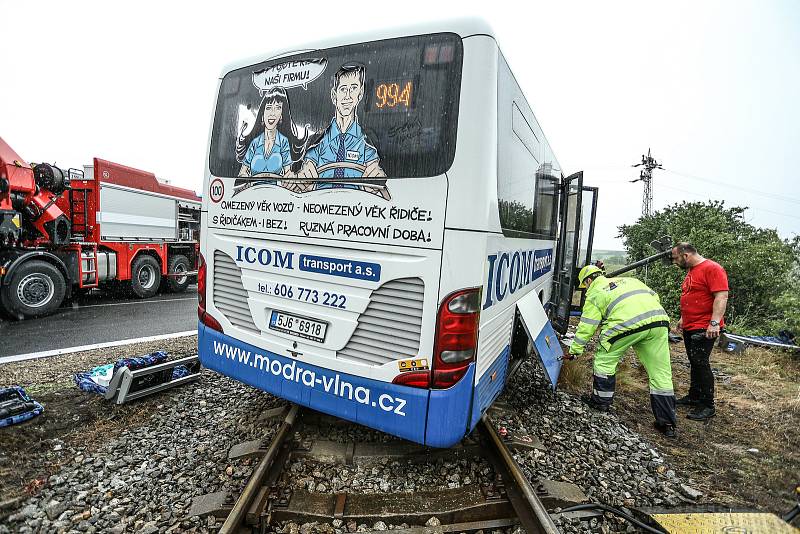 Ke srážce vlaku s autobusem došlo u Struhařova na Benešovsku v neděli 14. června.