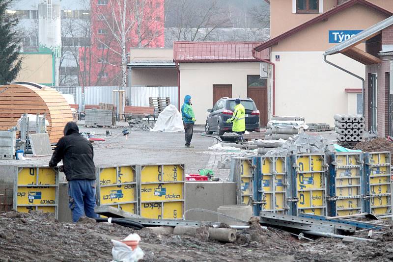 Stavba dopravního terminálu v Týnci nad Sázavou.