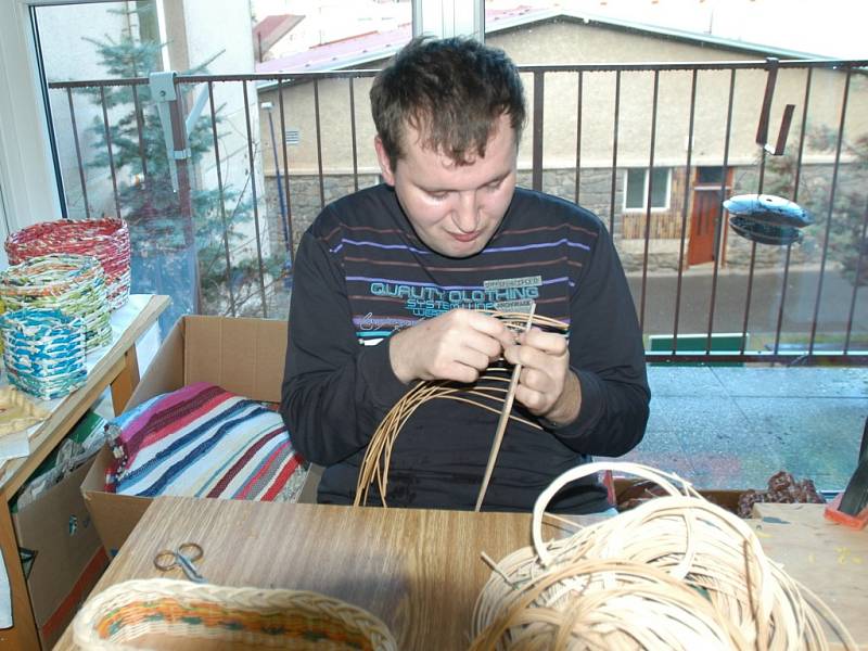 Žáci osmého ročníku výtvarného semináře ze Základní školy Dukelská si vyzkoušeli, že práce s lupínkovou pilkou či pletení košíků není až tak jednoduché. Na skupinu dospívajících holek a kluků dohlížela učitelka Eva Fišerová.