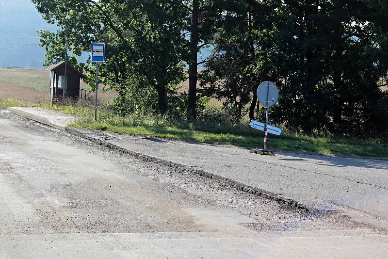 Rekonstrukce silnice II/112 by měla skončit do začátku října. Na snímku je úsek mezi Chotýšany a Brukem.