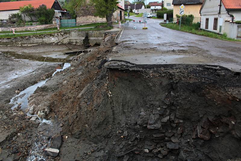 Rekonstrukce Pivovarského rybníka v Louňovicích pod Blaníkem, stav v pátek 21. května 2021.