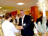Ředitel nemocnice Petr Hostek při předávání darů zaměstnancům. 