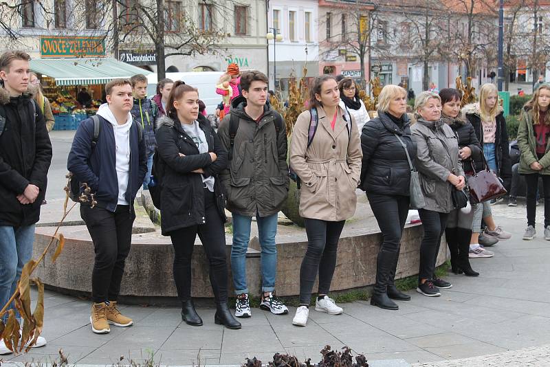 Z vernisáže panelové výstavy 'Tenkrát před 30 lety' na Masarykově náměstí v Benešově.