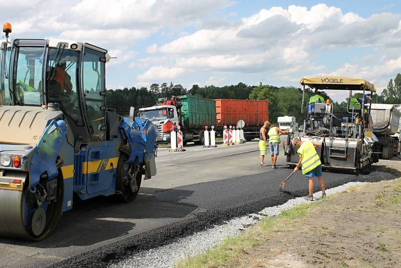 Rekonstrukce silnice E55 u Benešova, pátek 1. července 2016. 