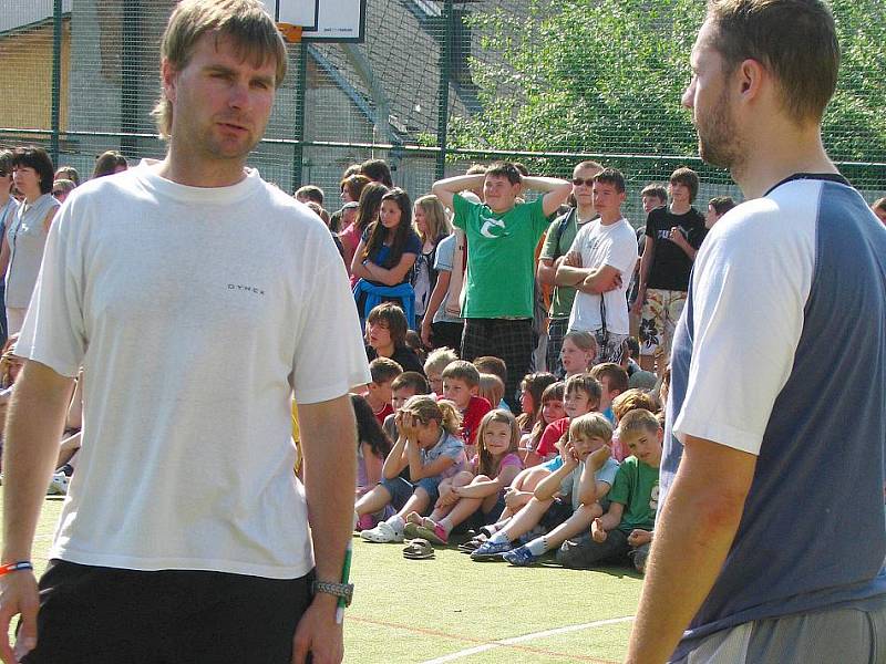 Taktické svičení složek IZS v benešovské ZŠ Jiráskova.