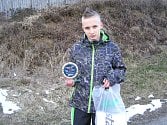 Fotbalový talent z Teplýšovic Pavel Breburda převzal pěknou skleněnou plaketu se svým jménem od Benešovského deníku a získal i sportovní ceny od sponzora NIO sport agency a. s. Foto: 