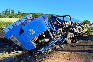 Nehoda nákladního vozu u Mezna 18. července ráno.