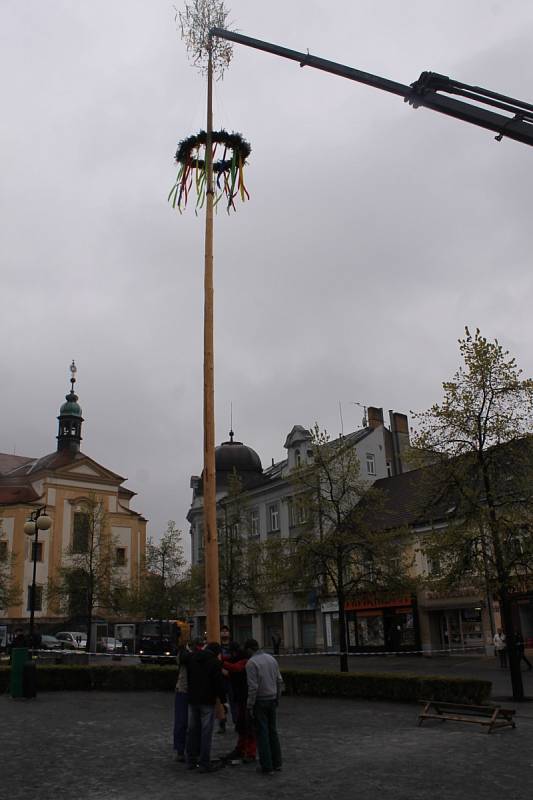 Májka coby tradiční jarní symbol již stojí na Masarykově náměstí v Benešově.