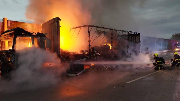 Požár kamionu na dálnici D1 nedaleko Ostředka