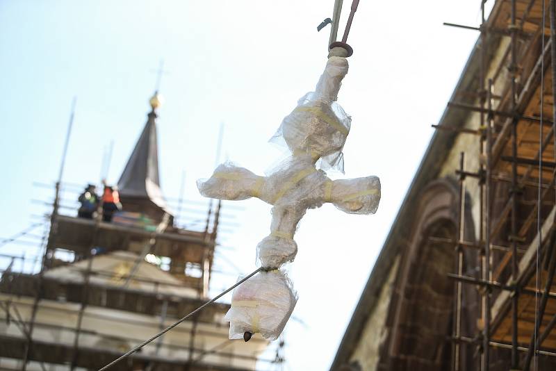 Z vyzvednutí makovice na věž kostela sv. Prokopa v Sázavě.