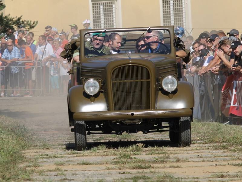 Lešanskou arénou se v sobotu na 14. Tankovém dni proháněly tanky vyráběné od třicátých let  20. století až po ty současné. 