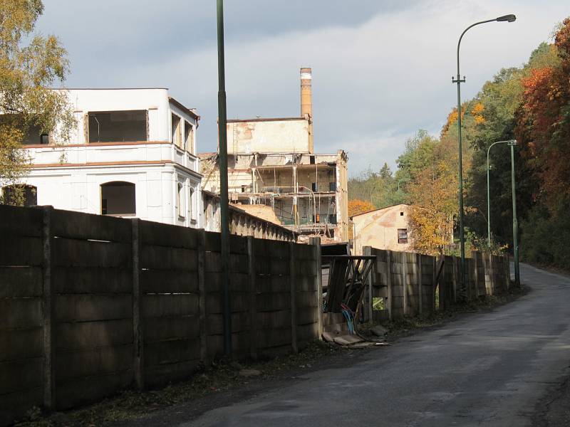 Silnice z Brodců do Zbořeného Kostelce v době, kdy docházelo k demolici staré továrny.