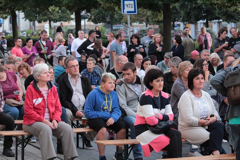 Vystoupení kapely Czech Floyd na Masarykově náměstí v Benešově 21. srpna 2019.