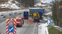 Nehoda dodávky a kamionu na 50. km D1 směr Praha, k níž došlo v neděli 10. prosince.