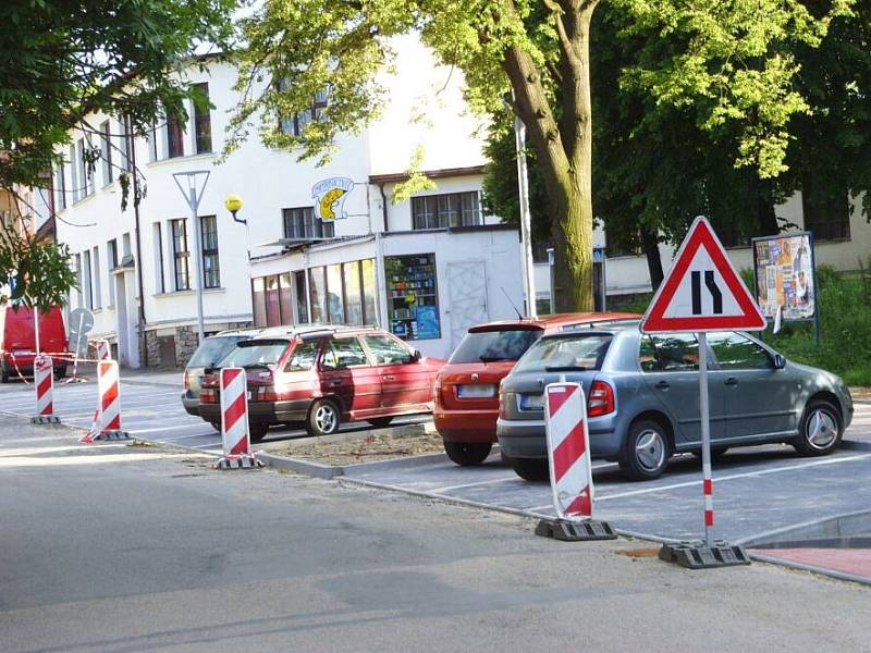 Sotva dlaždiči položili poslední kus zámkové dlažby, řidiči vyzkoušeli jak se v Masarykově ulici parkuje