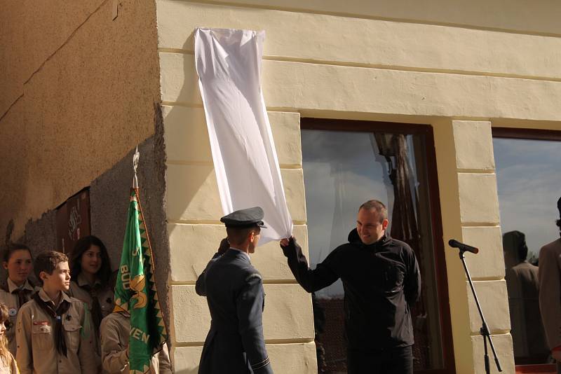 Pamětní plaketa zdobí od úterý 9. května rodný dům významného českého letce a armádního plukovníka Josefa Příhody.