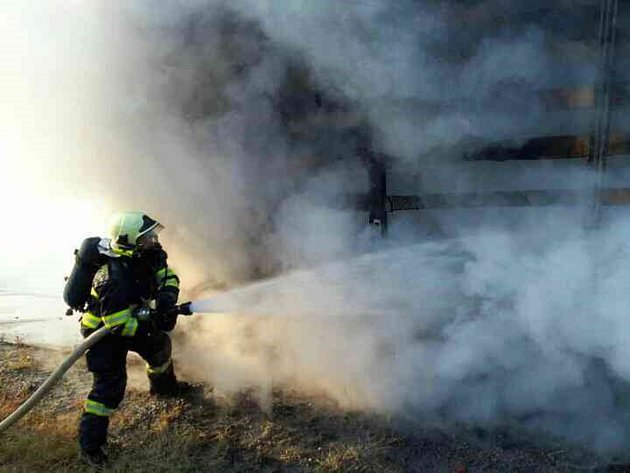 Kamion zatarasil dálnici D1 na Vysočině. Na Prahu a Brno lze jet po krajnicích