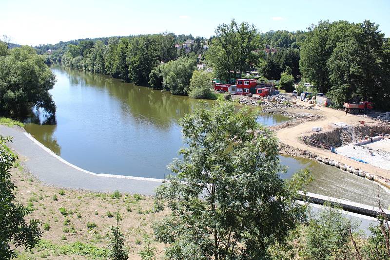 Rekonstrukce jezu mezi Podělusy a Chrástem nad Sázavou.