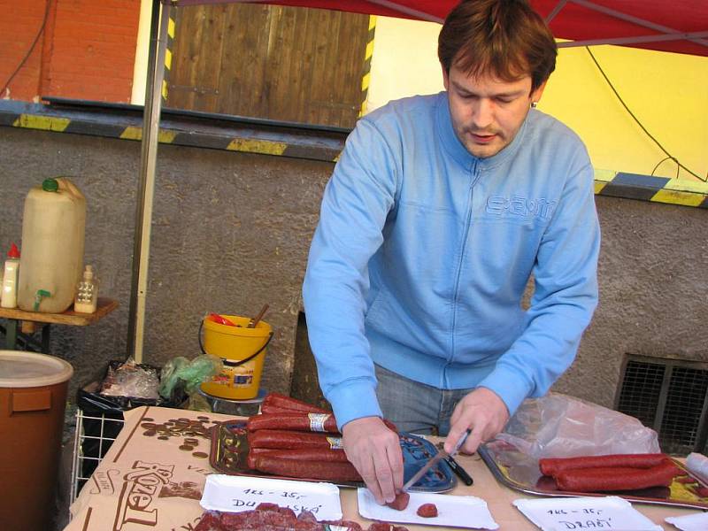 Návštěvníci Farmářských trhů mohli ve stáncích vybírat z ovoce, zeleniny, sýrů, uzenin, koření, moštů, nektarů, vín, piv, medů, pečiva a mnoha dalších produktů malých zemědělců