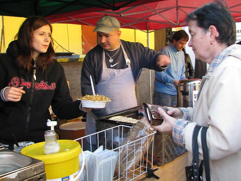 Návštěvníci Farmářských trhů mohli ve stáncích vybírat z ovoce, zeleniny, sýrů, uzenin, koření, moštů, nektarů, vín, piv, medů, pečiva a mnoha dalších produktů malých zemědělců