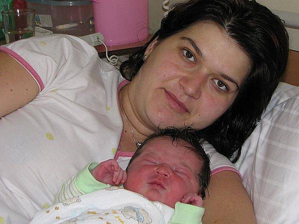 Dne 27. prosince ve 3.17 poprvé uviděla své rodiče, Šárku Perníčkovou a Miloslava Krejčího ze Zaječí, jejich dcera Nina. Holčička měla porodní váhu 4,70 kg a míru 52 cm. Doma se na ní těší dvouletý Adam.