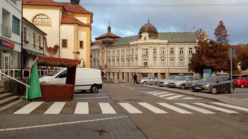 Pondělní svítání odhalilo řádění větru v centru Benešova.