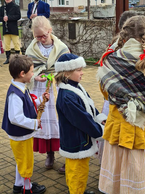 Z vystoupení folklorního souboru Benešáček v rámci doprovodního programu Velikonočního jarmarku v Bystřici.