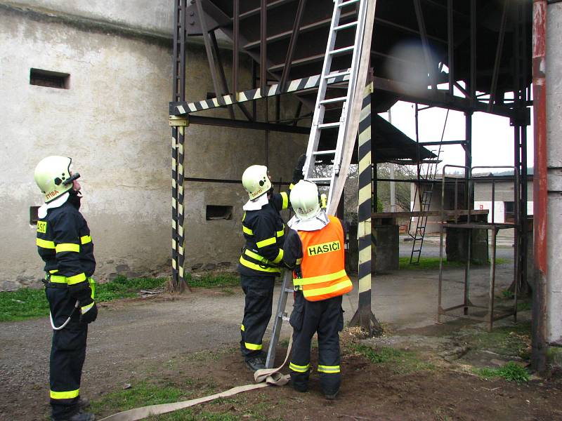 Velikonoční výcvik dobrovolných hasičů na Neveklovsku.