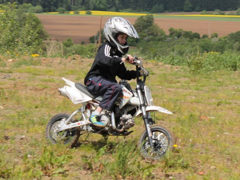 V Načeradci startoval v sobotu 18. května nejen osmý ročník Blanického cyklorytíře, ale slavilo se tam i znovuzískání statutu městytse a křtila se tam nová hasičská Tatra.