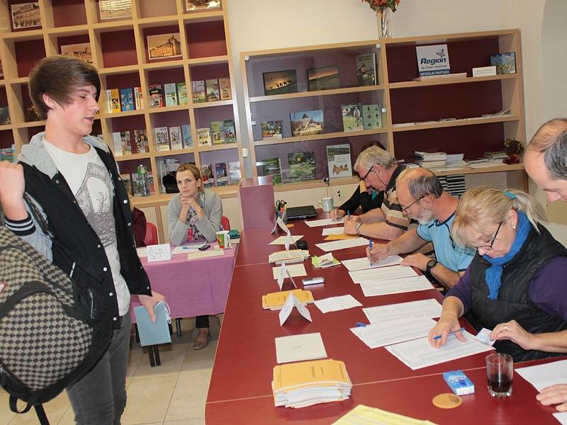 Dvě minuty do ukončení hlasování, poslední volič, otevření a vysypání volebních uren v benešovském okrsku 2.