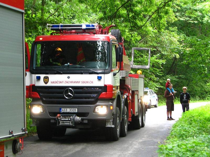 Přívěsný vozík s kobylou se v úterý po 16. hodině před Bučovicemi utrhl i se závěsem od auta, sjel do potoku Mastník, kde narazil do stromu a převrátil se.