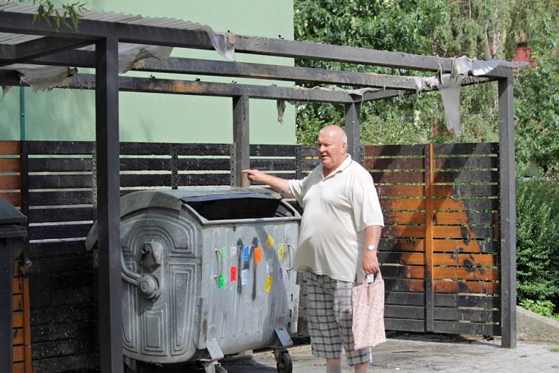 Žhář zapaloval v Benešově domovní zvonky a plastové kontejnery.