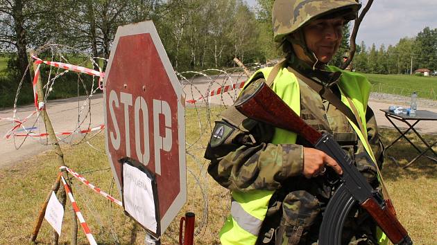 Příslušníci Aktivních záloh AČR nacvičovali na přehradě Švihov na Želivce ochranu strategických objektů.