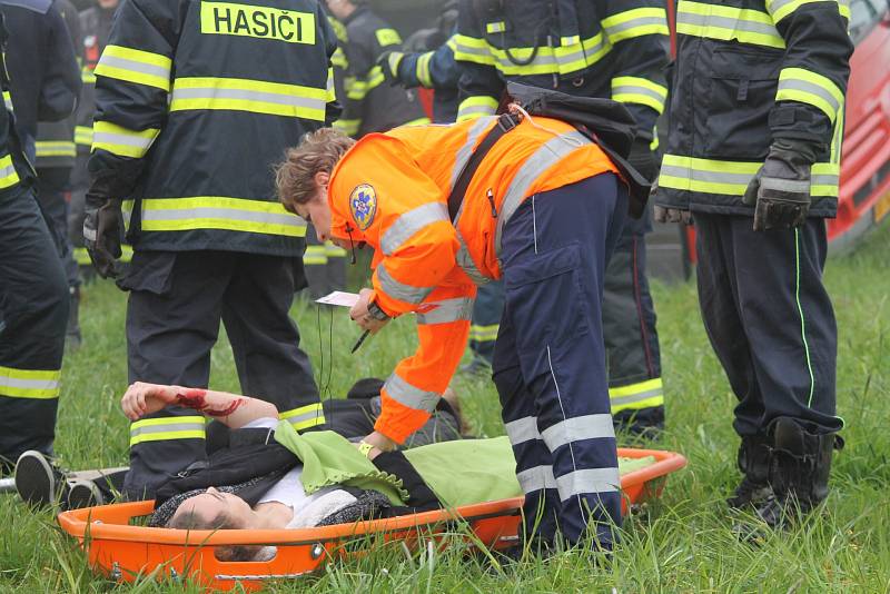 Složky Integrovaného záchranného systému v pátek 5. května nacvičovaly u Bořeňovic na Benešovsku záchranu zraněných z havarovaného autobusu.