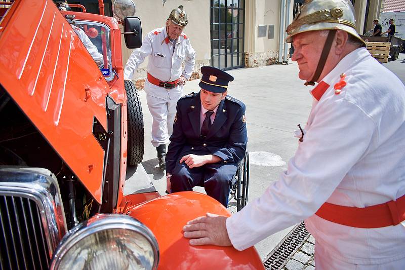 Hasič na invalidním vozíku Radek Chmelař na návštěvě pivovaru v Kamenici nad Lipou.