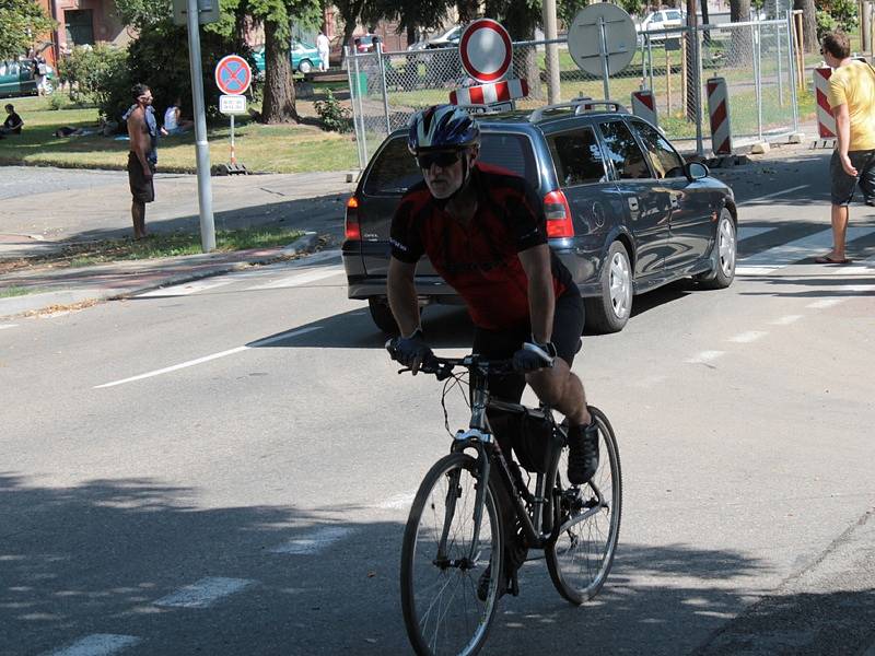 Řidiči si před usednutím za volant mohli bezplatně dýchnout do testeru na alkohol. Někteří byli z následné policejní kontroly tak zmatení, že  odjížděli z kasáren do protisměru. 