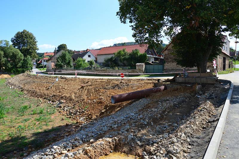 Rekonstrukce Pivovarského rybníka jde do finále, i když stavební povolení má akce až do května příštího roku. Snímek zachycuje situaci 3. září 2021.