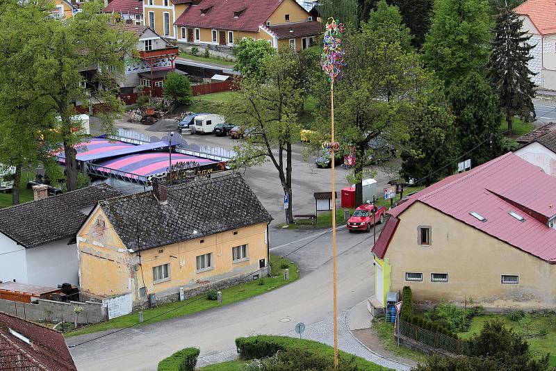 Olbramovice a okolí z dominanty obce, věže kostela Všech svatých.