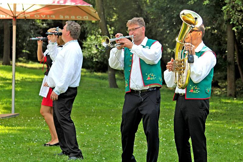 Z pouťového posezení s dechovkou ve Zvěstově.