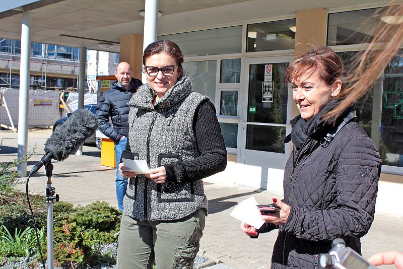 Tisková konference hejtmanky Středočeského kraje Jaroslavy Pokorné Jermanové před ředitelstvím Nemocnice Rudolfa a Stefanie  Benešov v neděli 15. března.