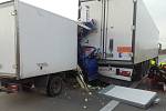 Těžká dopravní nehoda na Pražském okruhu u Jesenice nejenom zkomplikovala provoz na této dálniční komunikaci, ale také přinesla vážné problémy hasičům