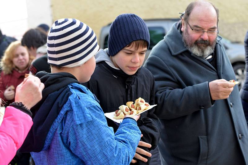 Před kostelem sv. Mikuláše v Benešově bylo v neděli rušno