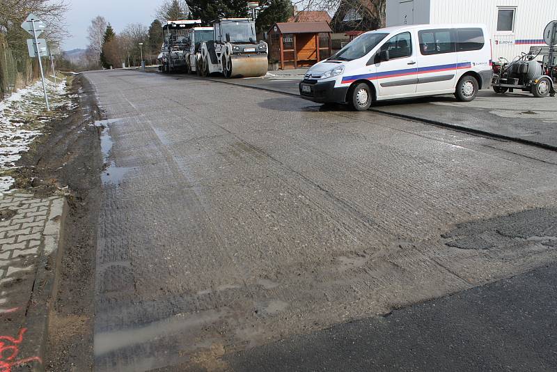 Uzavírka v Hulicích, kvůli které řidiči neprojedou do sousední obce Nesměřice na Kutnohorsku.
