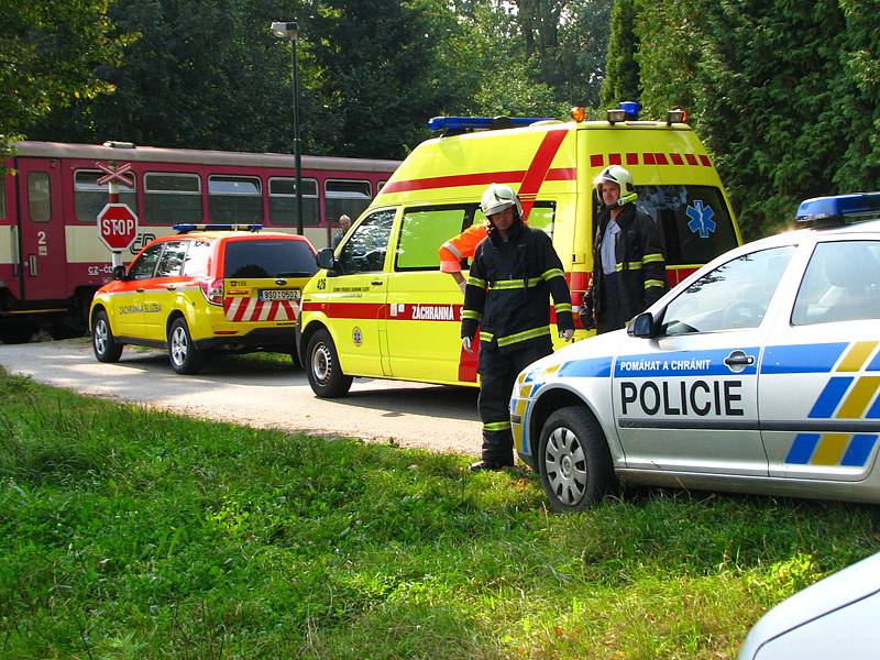 Srážka osobního auta a motorového vlaku  ve Zlenicích.