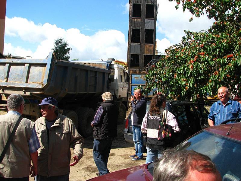 Hasiči, především ti bývalí, sledovali s dojetím demolici areálu někdejšího Veřejného požárního útvaru. 