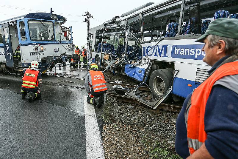 Ke srážce vlaku s autobusem došlo u Struhařova na Benešovsku v neděli 14. června.