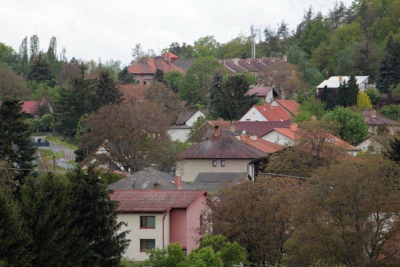 Olbramovice a okolí z dominanty obce, věže kostela Všech svatých.