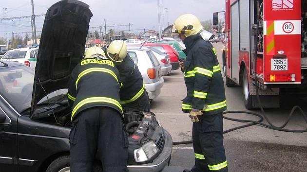 Nedaleko čerpací stanice začínal hořet Peugeot 405